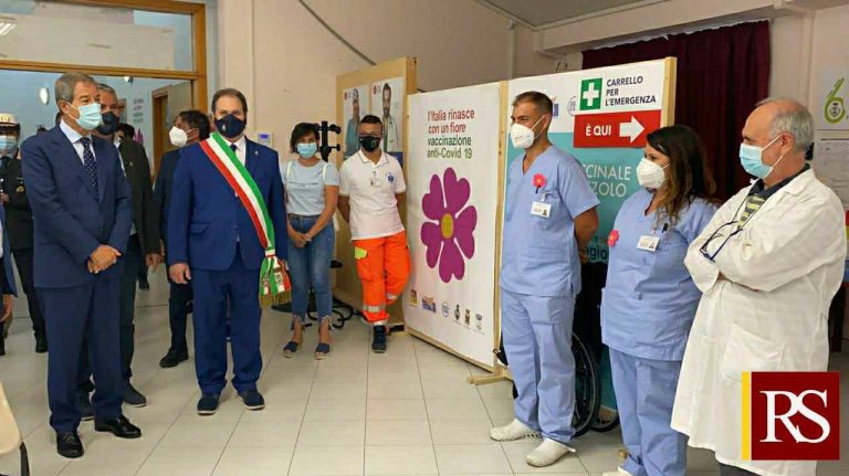 Musumeci in visita all’hub vaccinale di Buseto