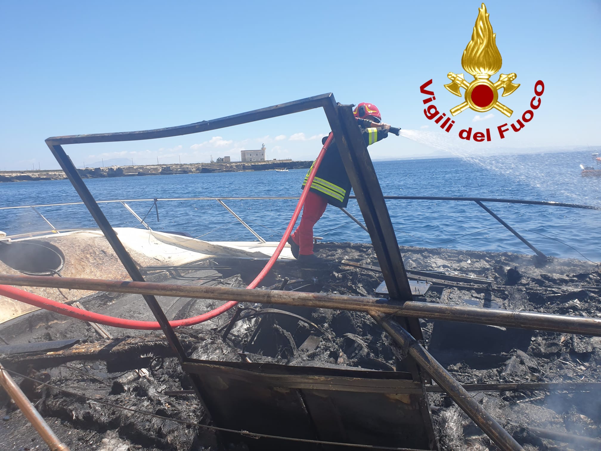 Favignana: barca in fiamme in mare. VIDEO