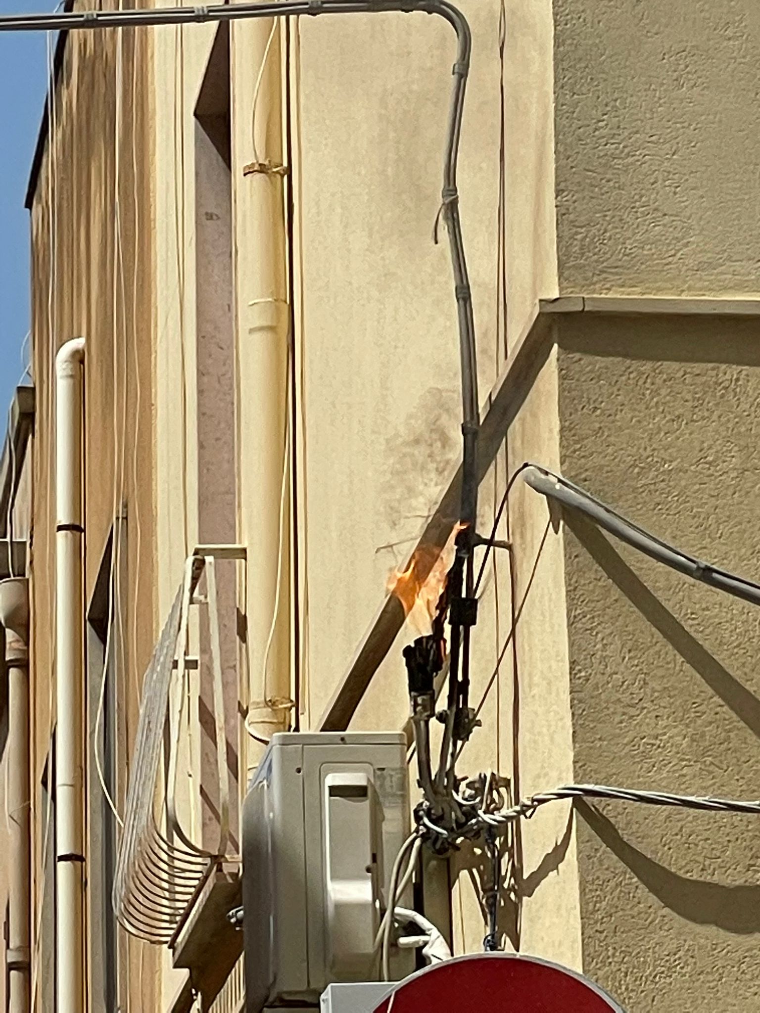 Marsala: cavi prendono fuoco in via Roma