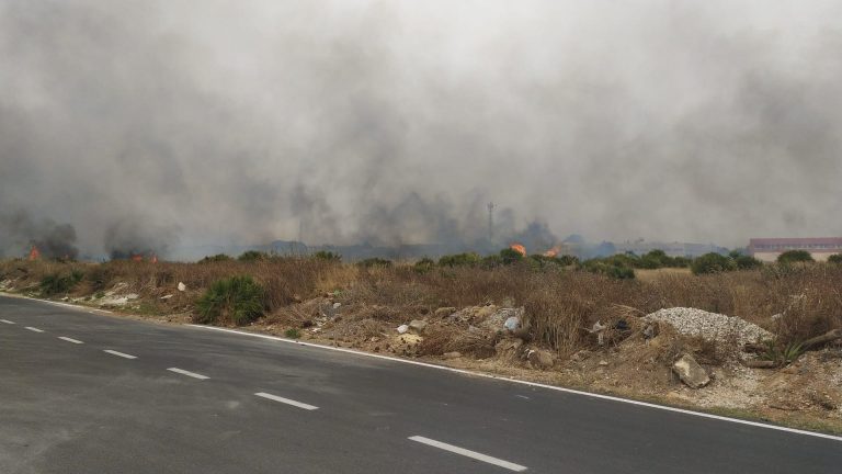 Marsala: vasto incendio nell’area industriale