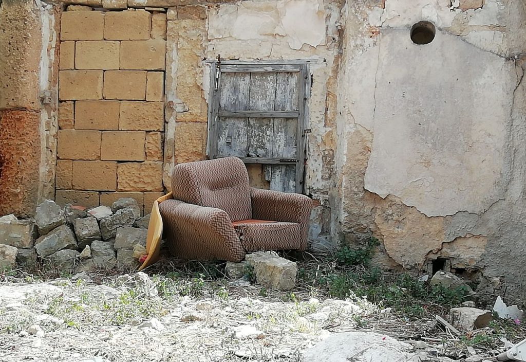 Marsala: una poltrona vecchia a Porticella abbandonata da settimane
