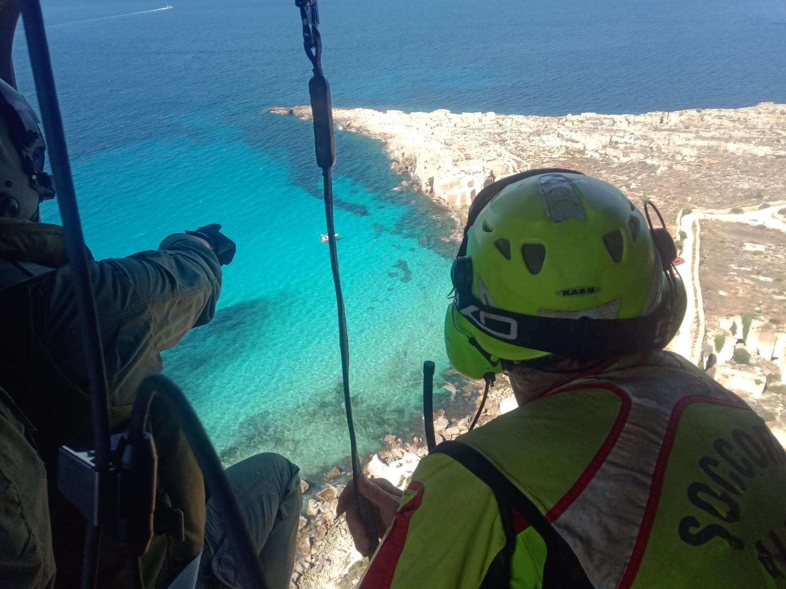 Favignana: equipaggio dell’Aeronautica soccorre un escursionista a Cala Rossa. VIDEO