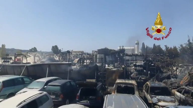 Licata, grosso incendio in un centro di autodemolizioni