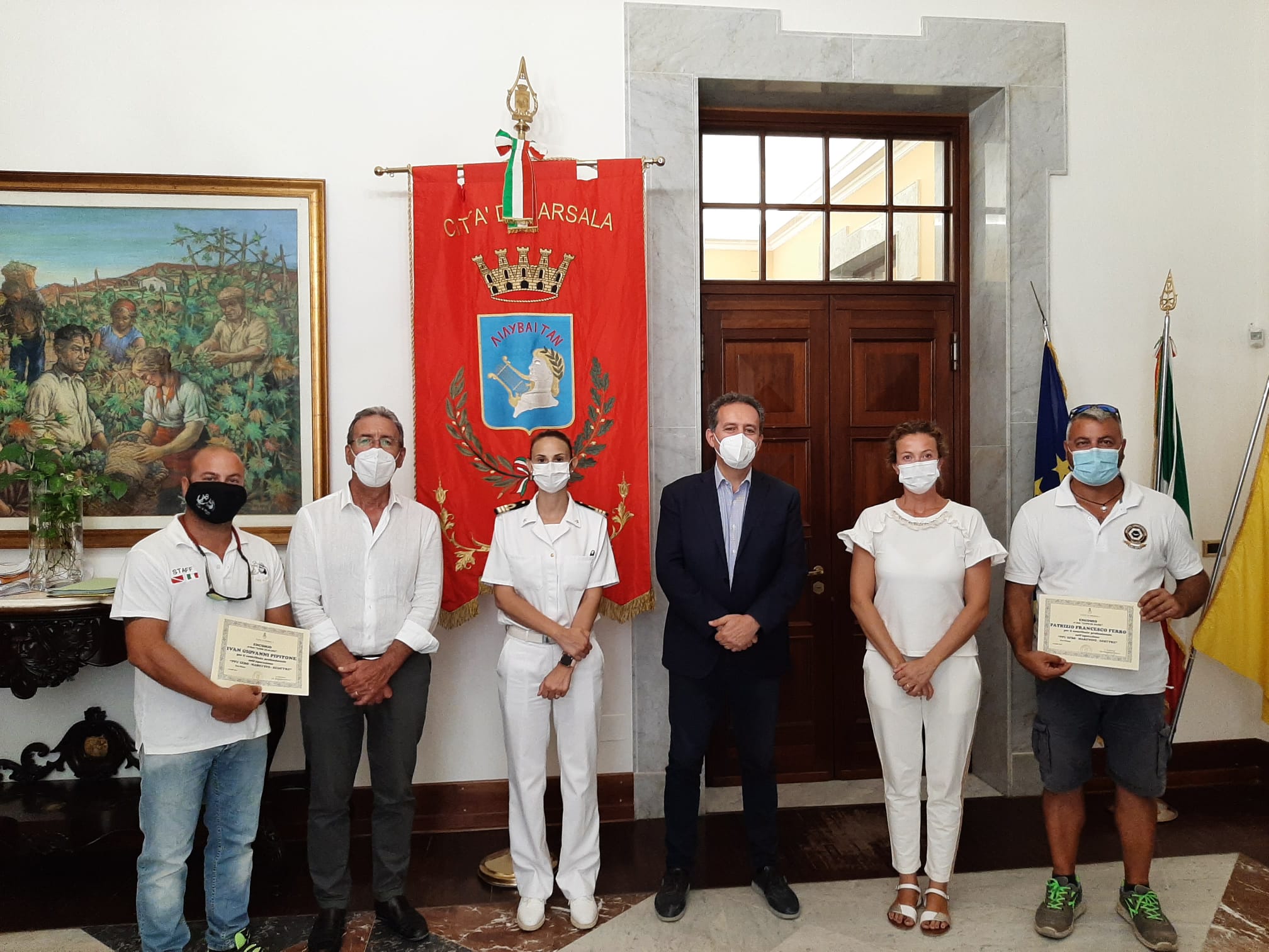 Marevivo, ricevuti al Comune di Marsala i sub che hanno recuperato 2.500 kg di pneumatici dal Porto
