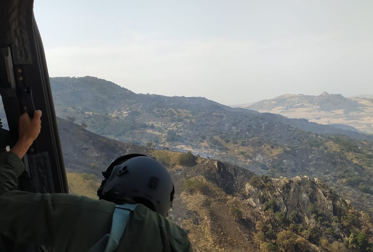 Brucia Montagna Grande, interviene un equipaggio dell’aeronautica