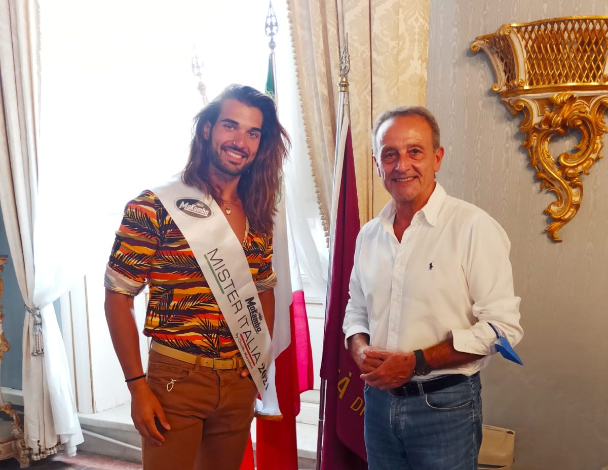 Il sindaco di Trapani accoglie al Comune Mister Italia 2021. “Sia riferimento per i giovani”