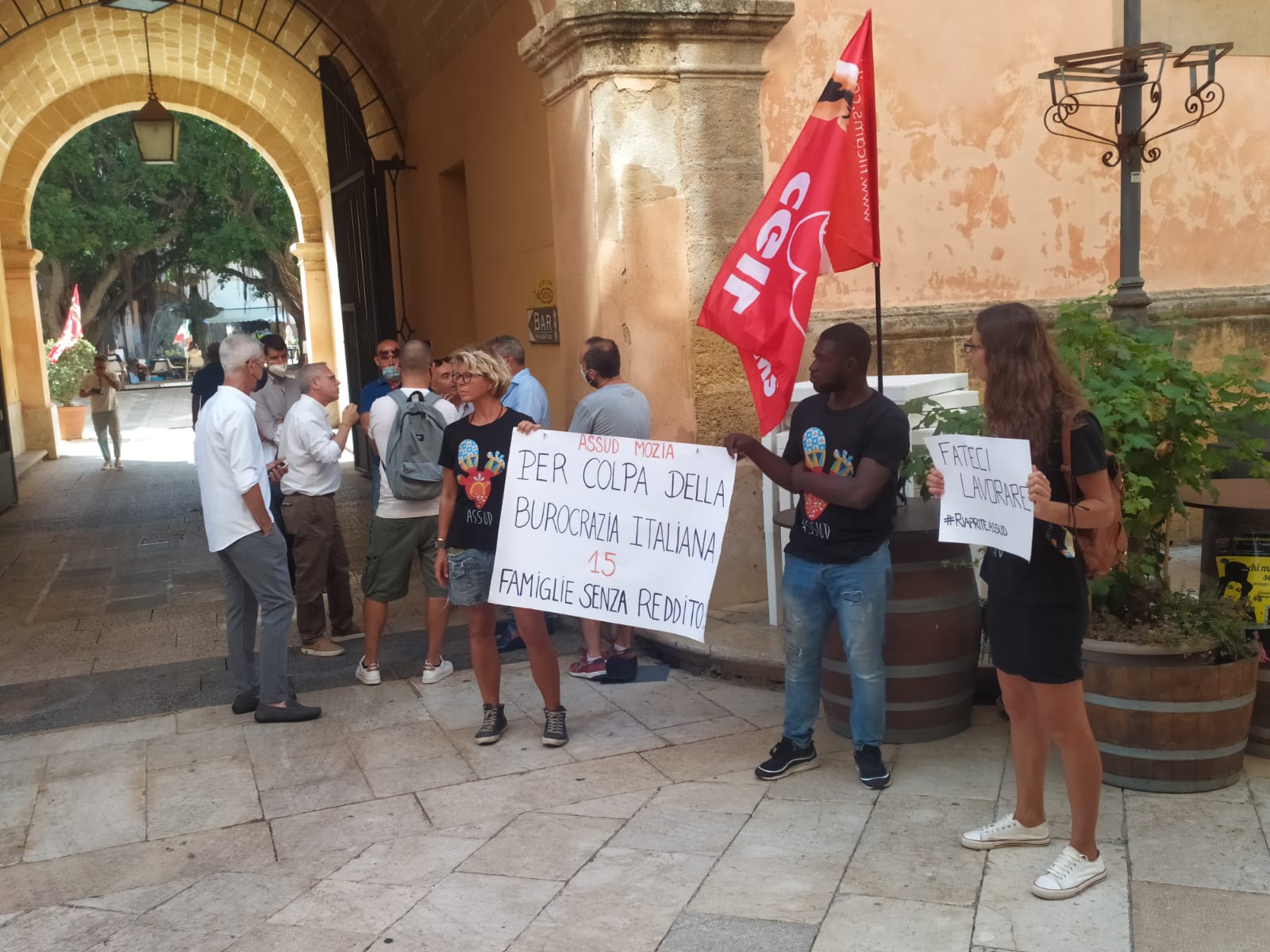 Lavoratori Assud protestano al Comune: “Sindaco e dirigente devono firmare l’autorizzazione”. Attesa per un incontro