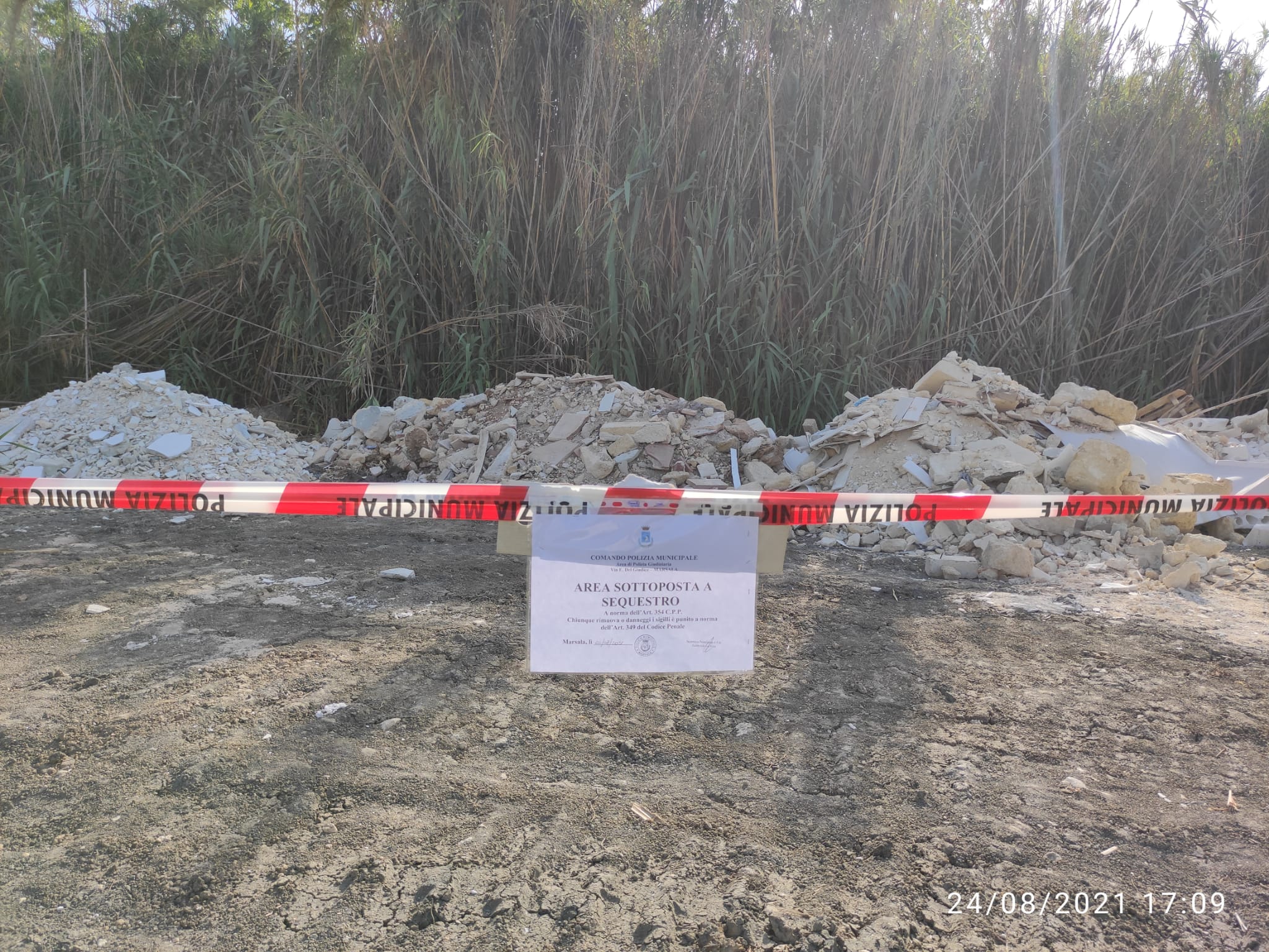 Sfabbricidi gettati e interrati in un’area di Ponte Fiumarella: scatta il sequestro