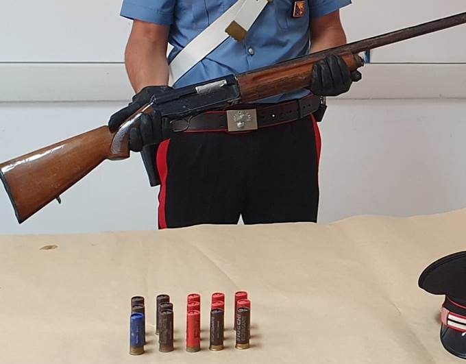 I Carabinieri di Mazara trovano un fucile in mare, di fronte il molo Caito