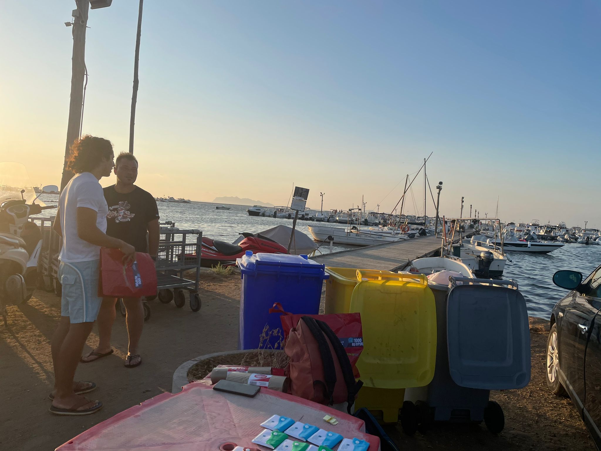 Come smaltire i rifiuti, iniziativa di 4senseabilization al Borgo Marinaro di Sappusi