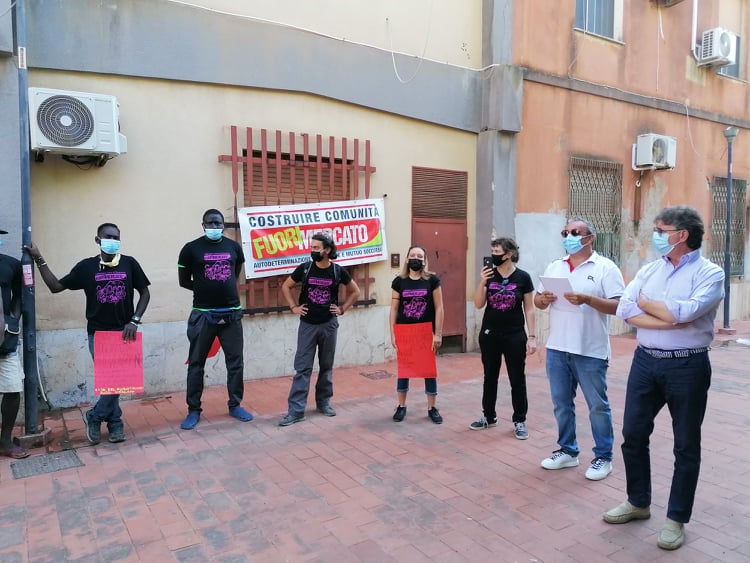 Campobello: il sindaco incontra i giovani braccianti senegalesi della Casa di Mutuo Soccorso “Fuori Mercato”