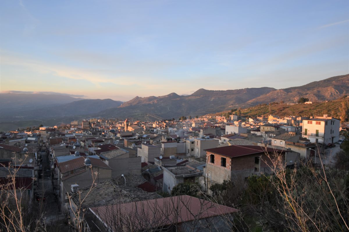 Auto in un burrone, muore 18enne