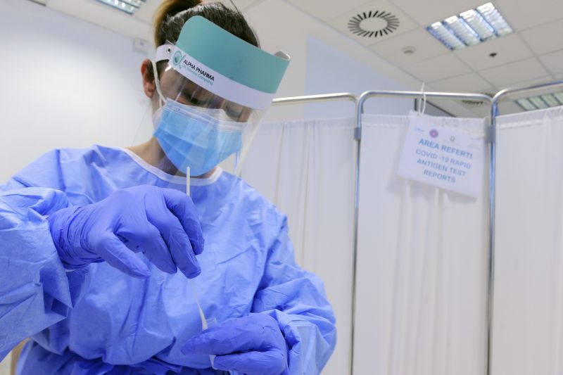 Covid, lieve crescita dei nuovi casi e positività a 1,96%