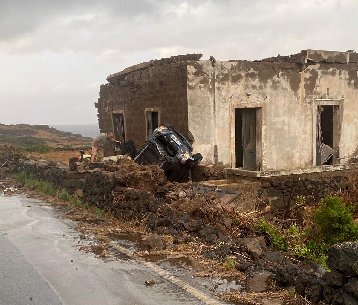 Pantelleria sconvolta da una tromba d’aria, il Comune proclama lutto cittadino