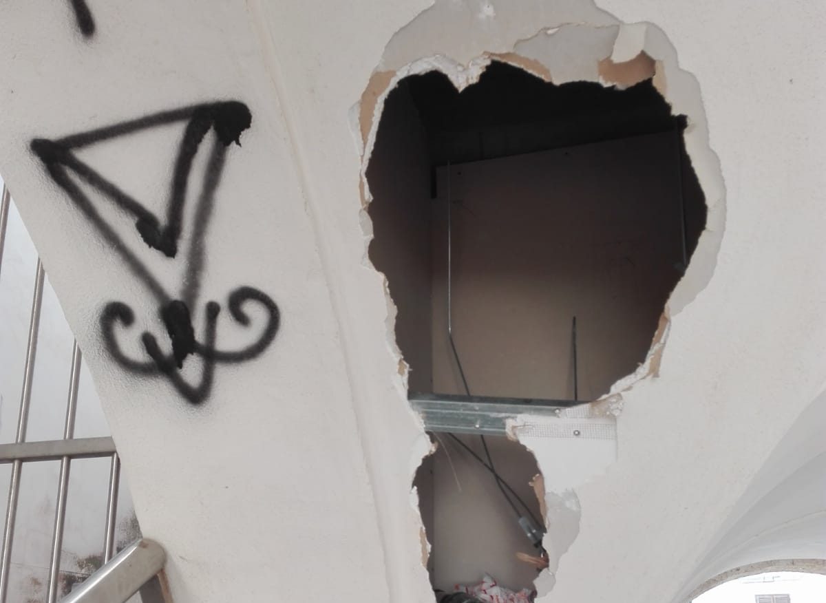 Atti vandalici al Collegio dei Gesuiti di Alcamo, il sindaco dispone il divieto di bivacco