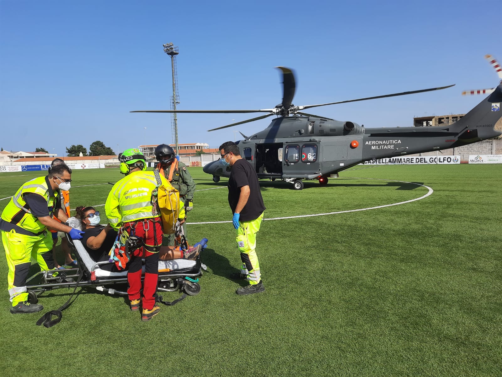 Aeronautica in azione allo Zingaro: soccorsa una donna con la caviglia fratturata