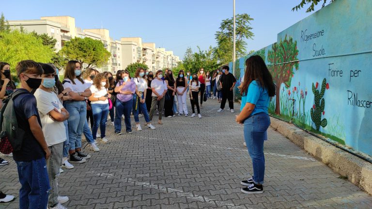 “Restart Life”: al Liceo Pascasino primo giorno dei nuovi alunni tra pittura, installazioni, e musica