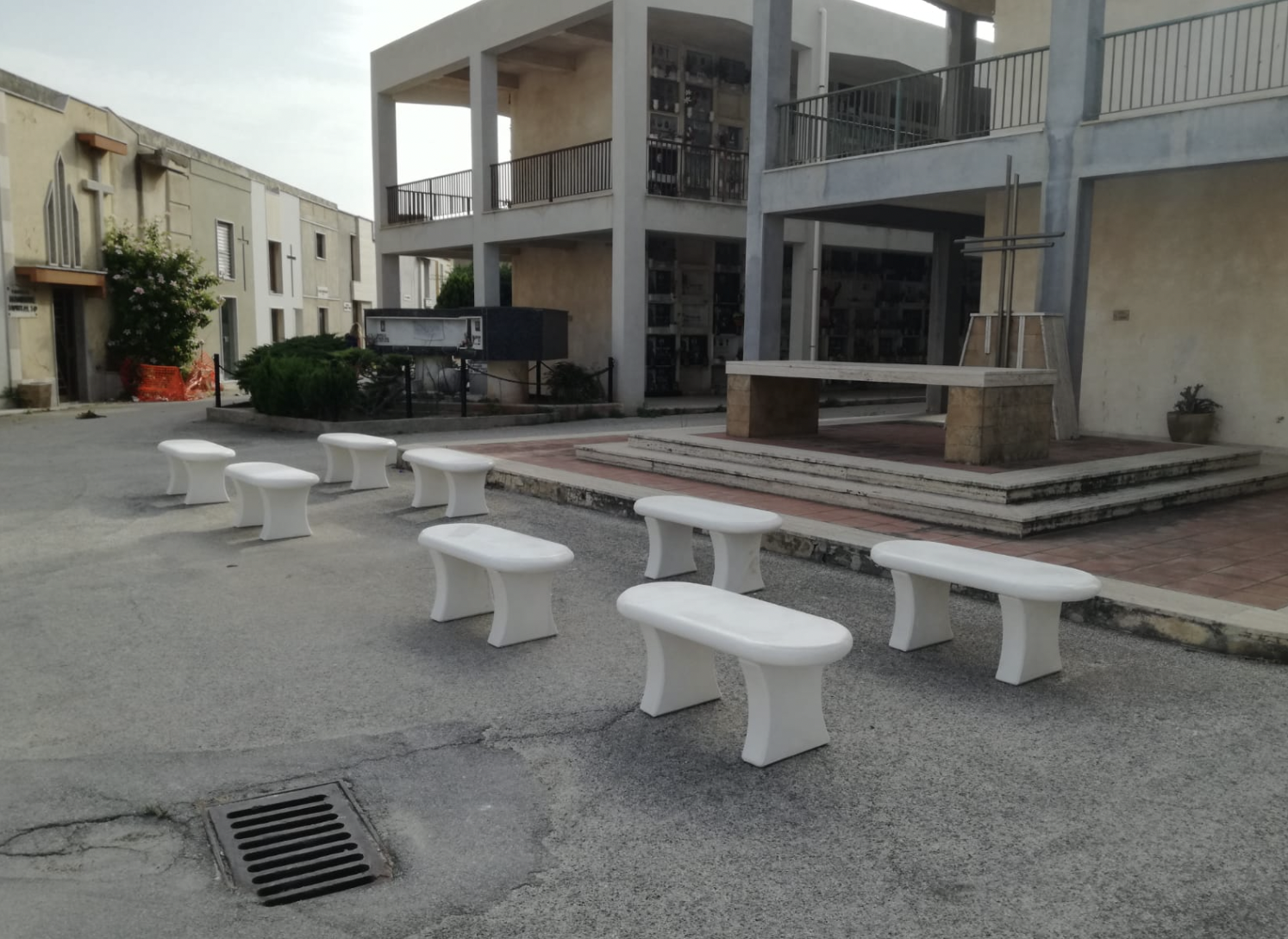 Interventi al Cimitero di Marsala: 50 nuove panchine, led e rifacimento della pavimentazione