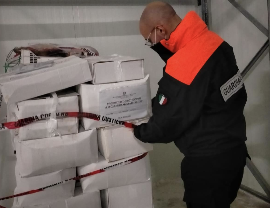 Mazara: la Guardia Costiera sequestra 450 kg di prodotto ittico da uno stabilimento