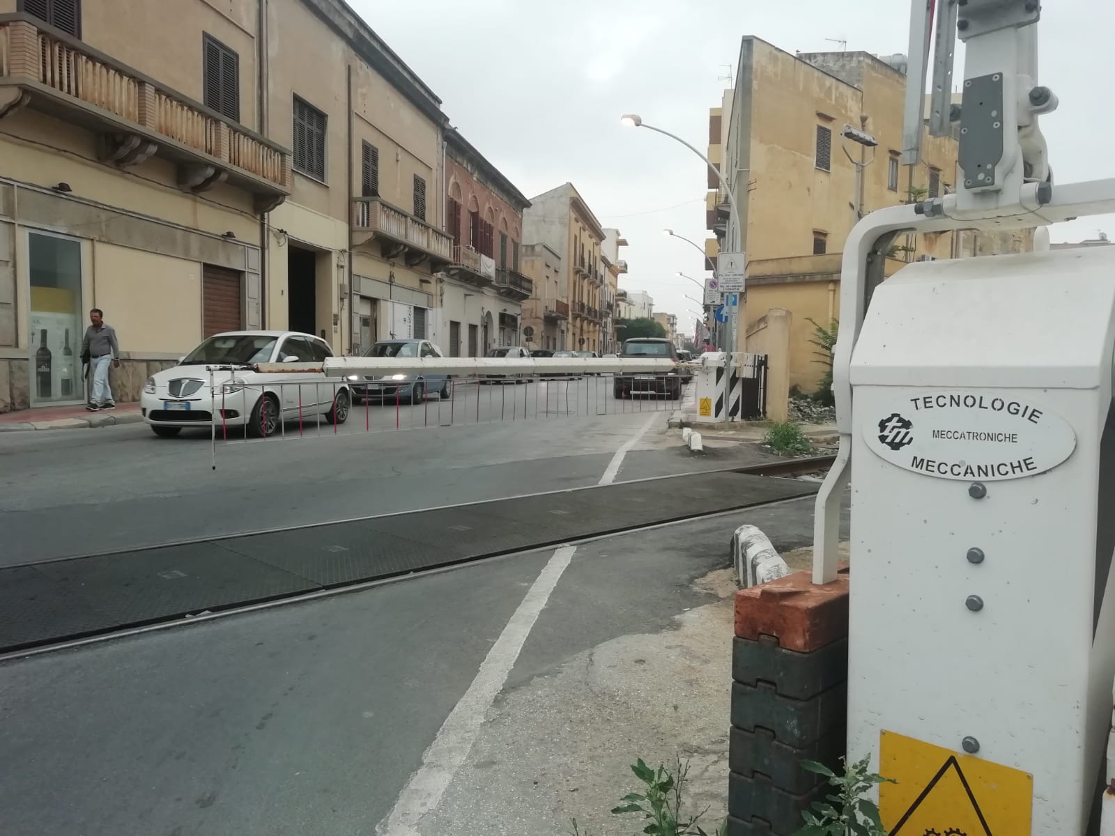 Passaggio a livello di corso Calatafimi, per oltre mezz’ora una barra resta abbassata