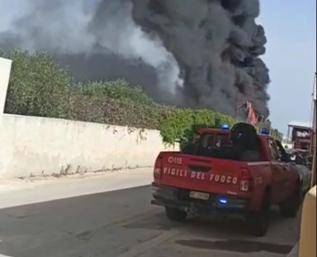 Incendio alla Maeco di Petrosino: rogo circoscritto dai vigili del fuoco, l’Arpa effettuerà i rilievi ambientali