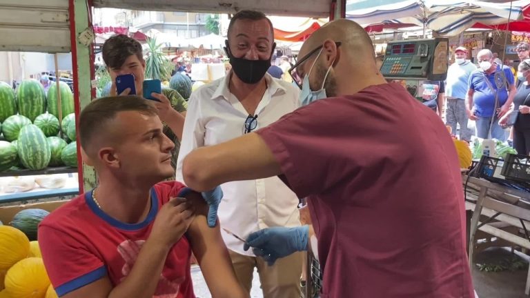 A Palermo vaccini tra le bancarelle di Ballarò