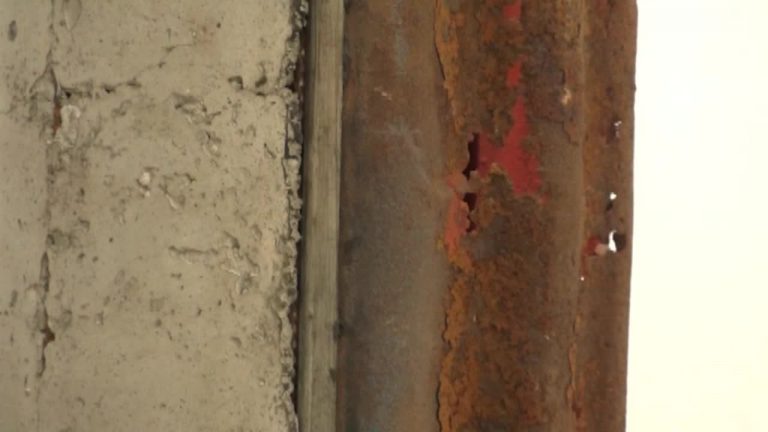 A Milano la mostra “Ulteriori gradi di libertà”. I materiali poveri diventano opere d’arte