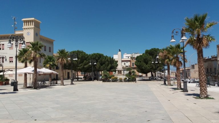 Una scultura per Mauro Rostagno nella piazza principale di Paceco