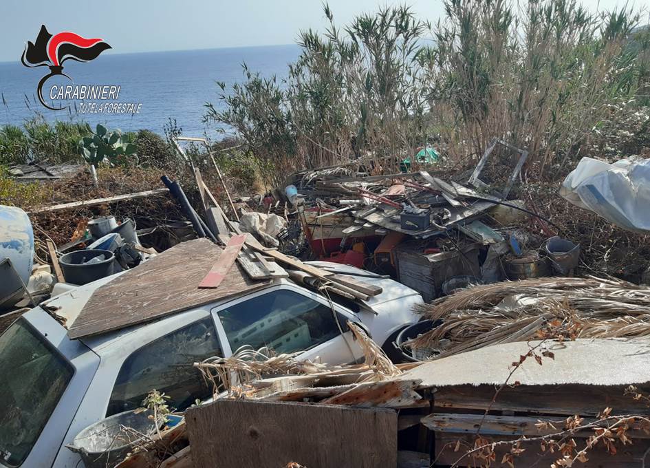 Pantelleria: rifiuti abbandonati, denunciato il gestore di noleggio barche