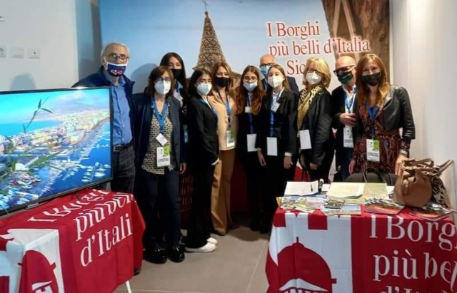Erice alla Borsa del Turismo extra-alberghiero con gli studenti del “Florio” e dello “Sciascia-Bufalino”
