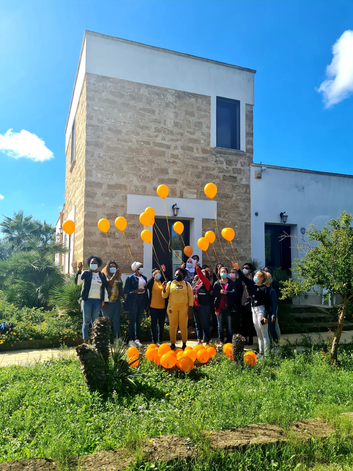 Badia Grande: palloncini arancioni per dire no alla tratta degli esseri umani