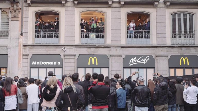 Milano, al McDonald’s di piazza Duomo un concerto a sorpresa di Ghali