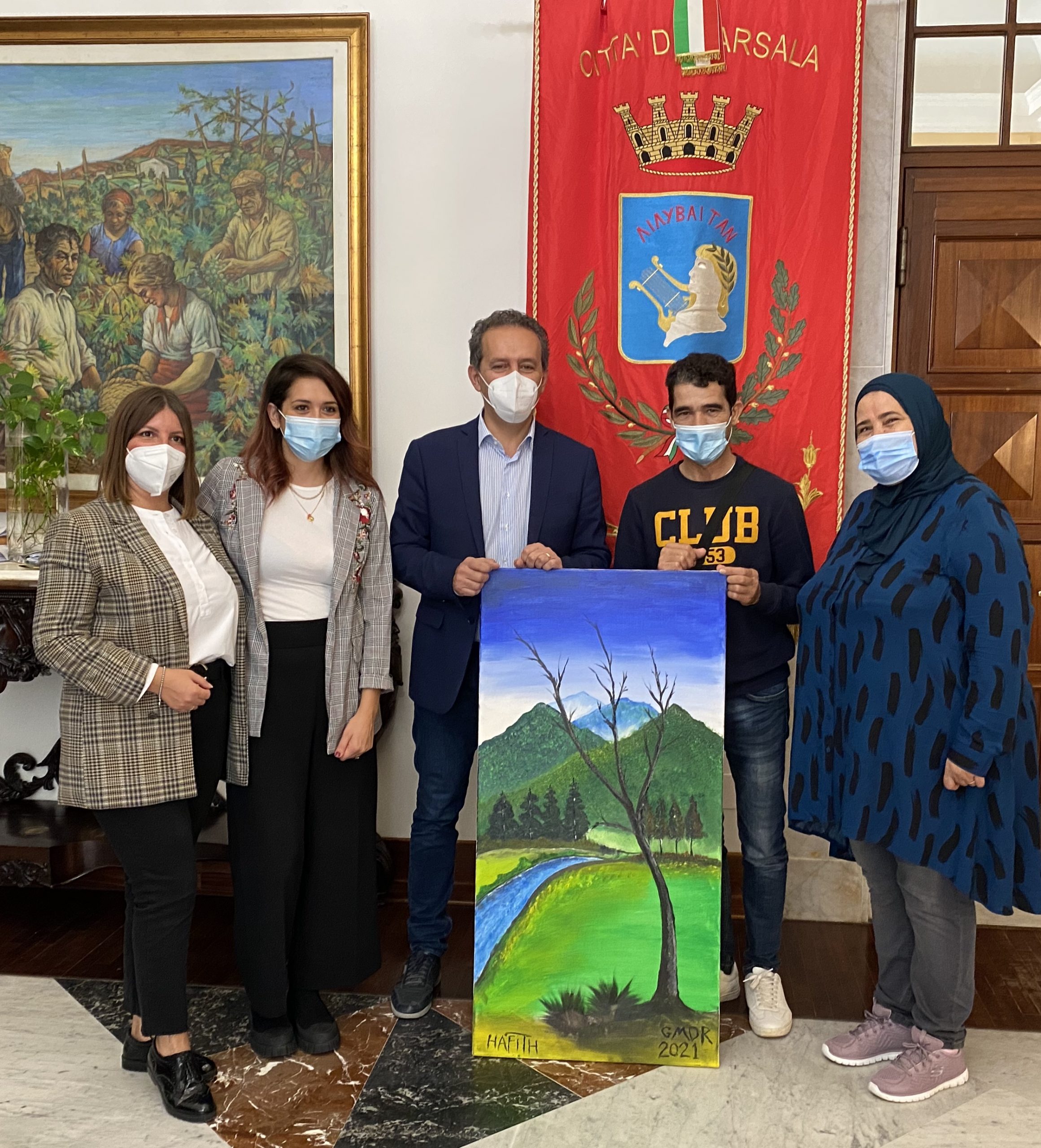 La Cooperativa Badia Grande Accoglienza e Integrazione dona al sindaco di Marsala un dipinto