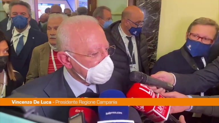 De Luca: “Italia galleggia in mare debiti, serve crescita 5% l’anno”