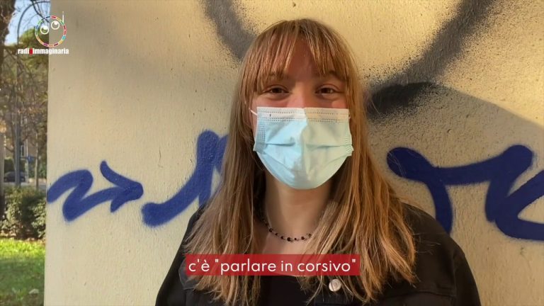 Parlare in corsivo, la nuova moda degli adolescenti