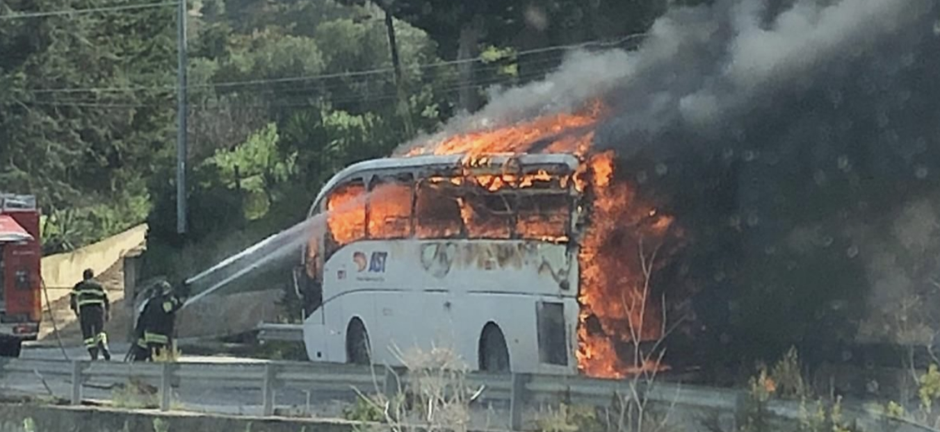 A fuoco un pullman dell’Ast nel trapanese, salvi i passeggeri