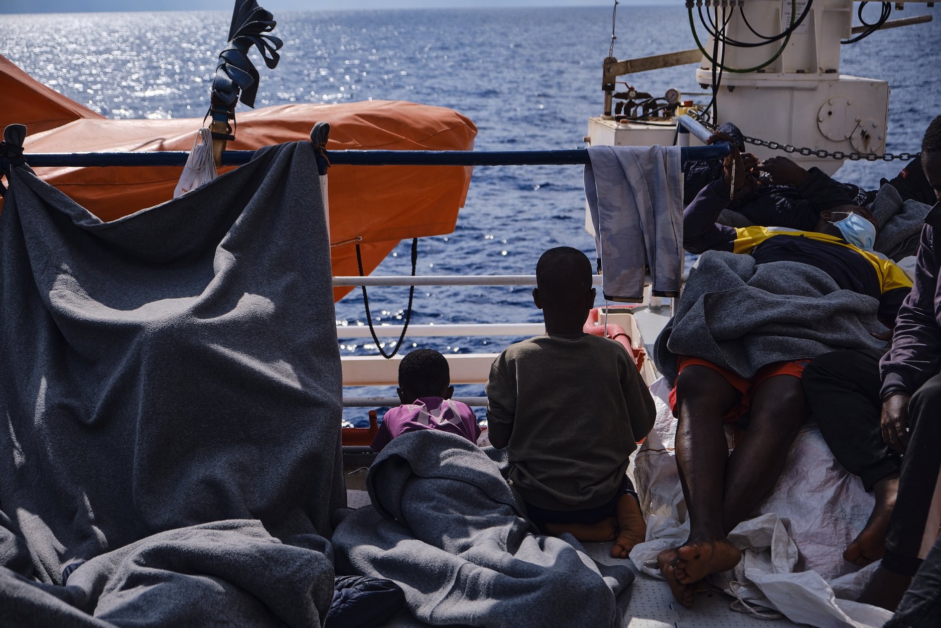 La Sea Watch 3 continua a chiedere un porto. Partorisce a Trapani una donna evacuata nella notte