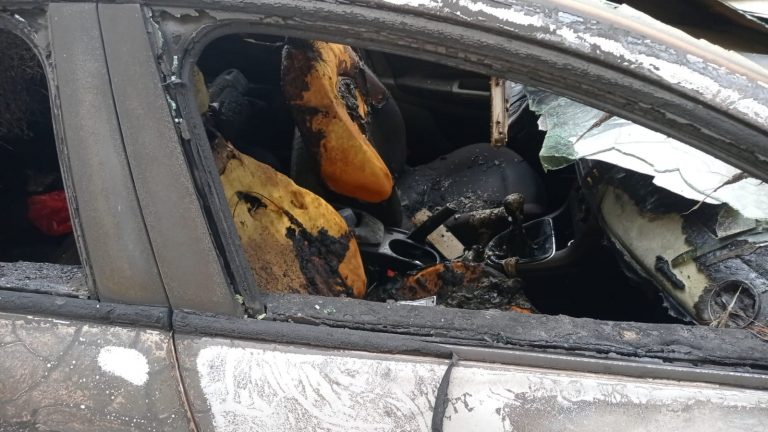 Marsala: auto a fuoco in Piazza Castello, indaga la Polizia