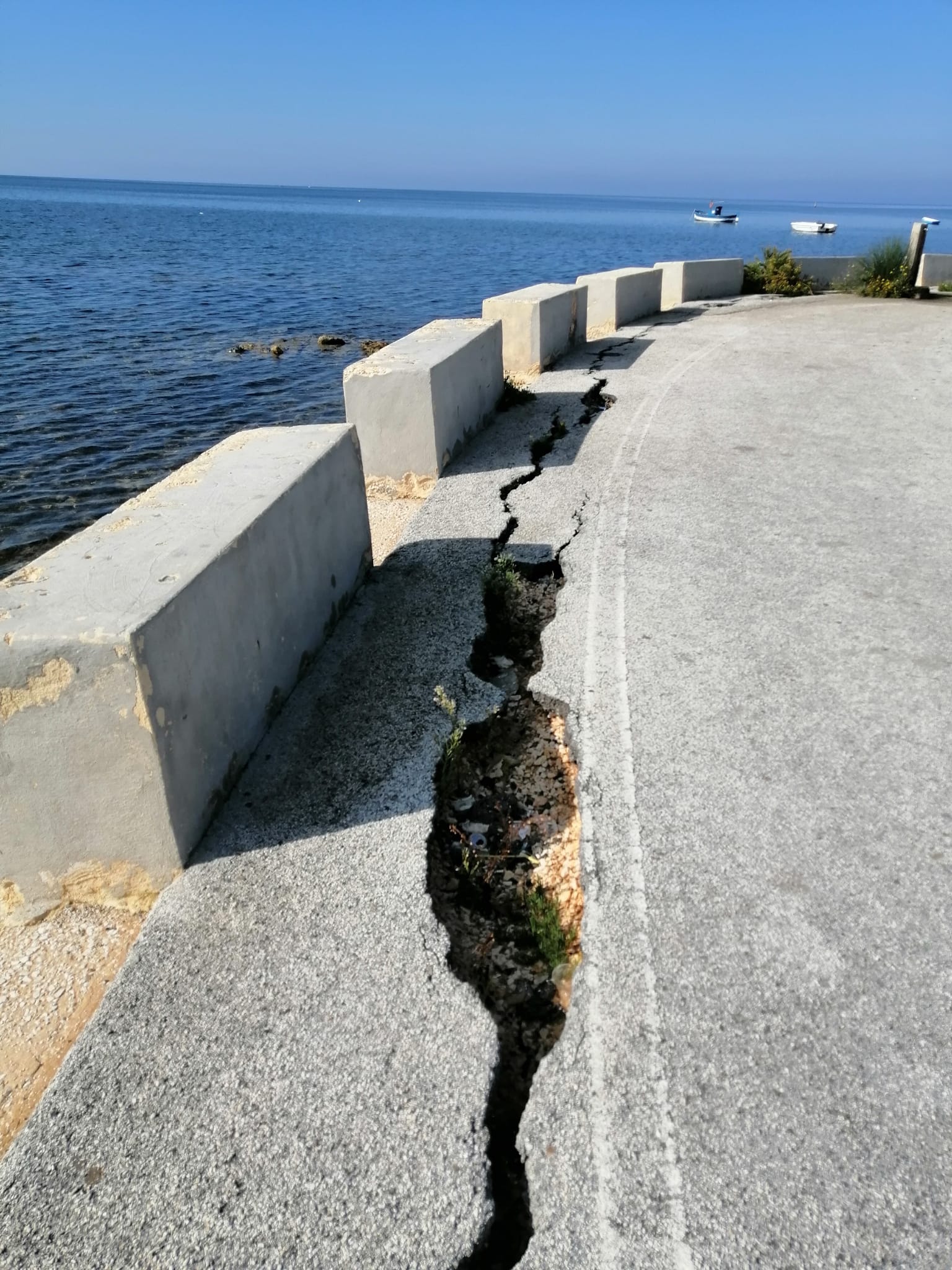 Allo Stagnone la strada sta cedendo, il Piazzale Vittime del 1° Maggio ’64 avvalla verso il mare