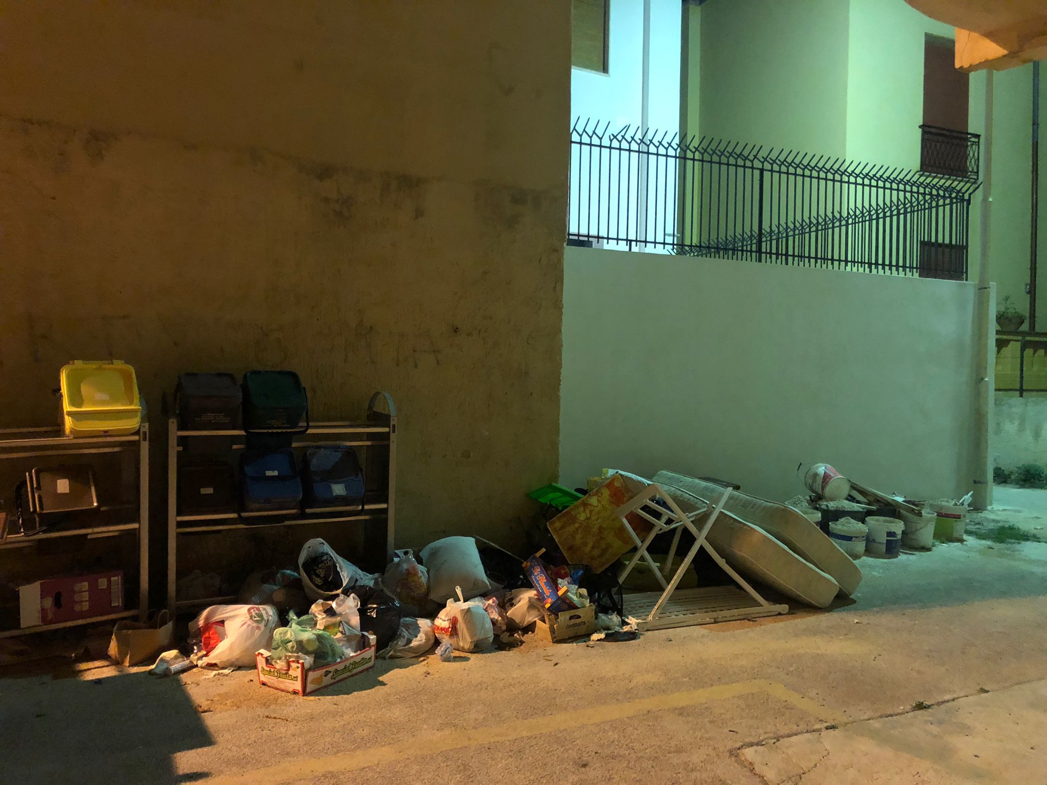 Marsala: rifiuti abbandonati e maleodoranti in vicolo delle Saline