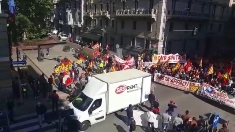 Sciopero Usb, corteo di protesta a Palazzo Isimbardi a Milano