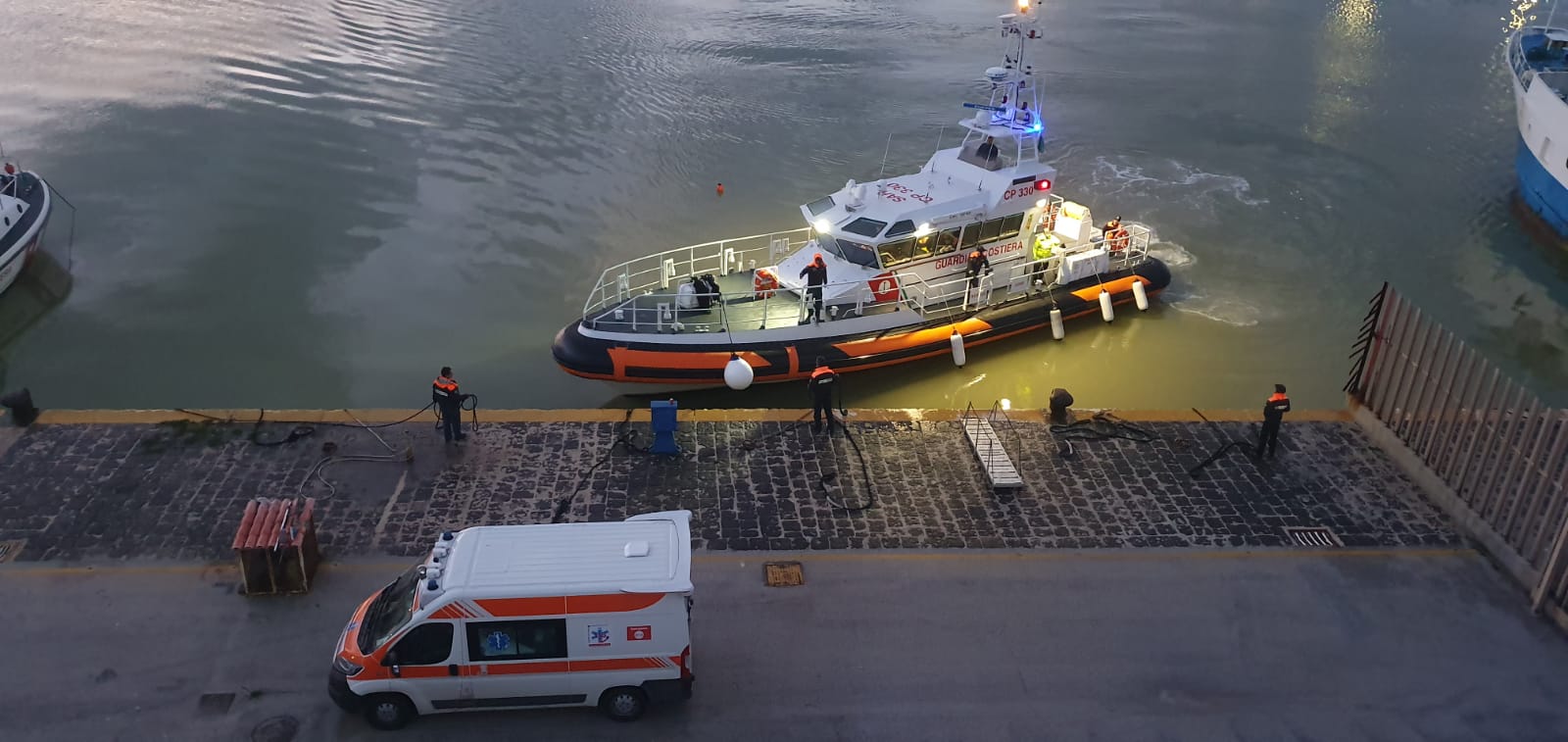 Incendio su una nave cisterna, marittimo ferito e ricoverato a Mazara