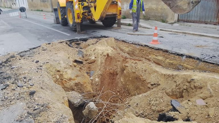 “L’acqua piovana rovina le nostre case”. Si apre una voragine in via Colaianni a Marsala