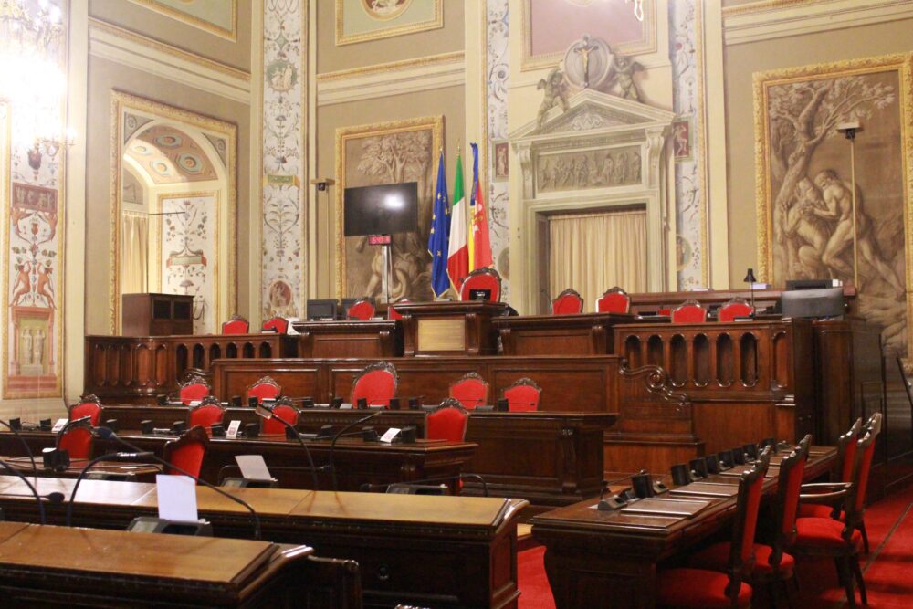 Lantieri di Forza Italia propone il reddito siciliano di cittadinanza e il partito si arrabbia…