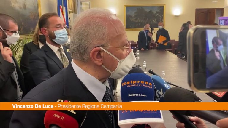 Vaccino, De Luca: “Subito obbligo 3^ dose per il personale sanitario”