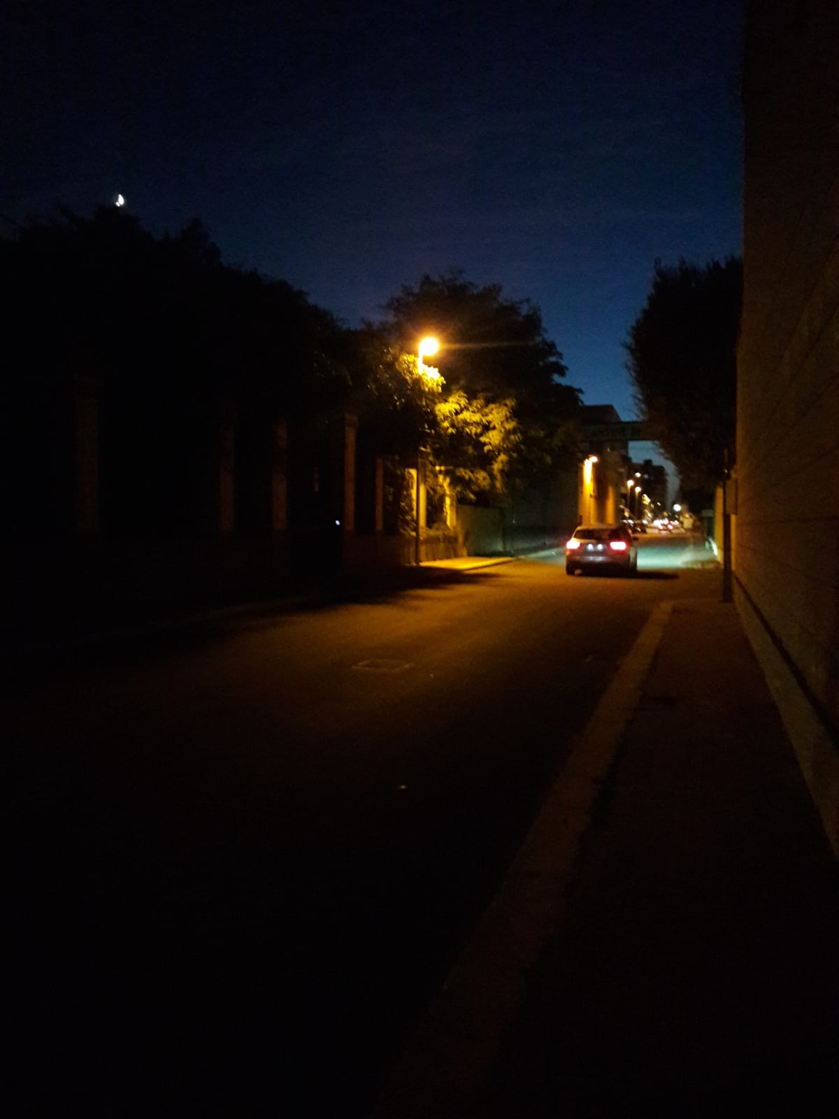 E’ buio pesto da giorni in via del Fante, malcontento tra i cittadini