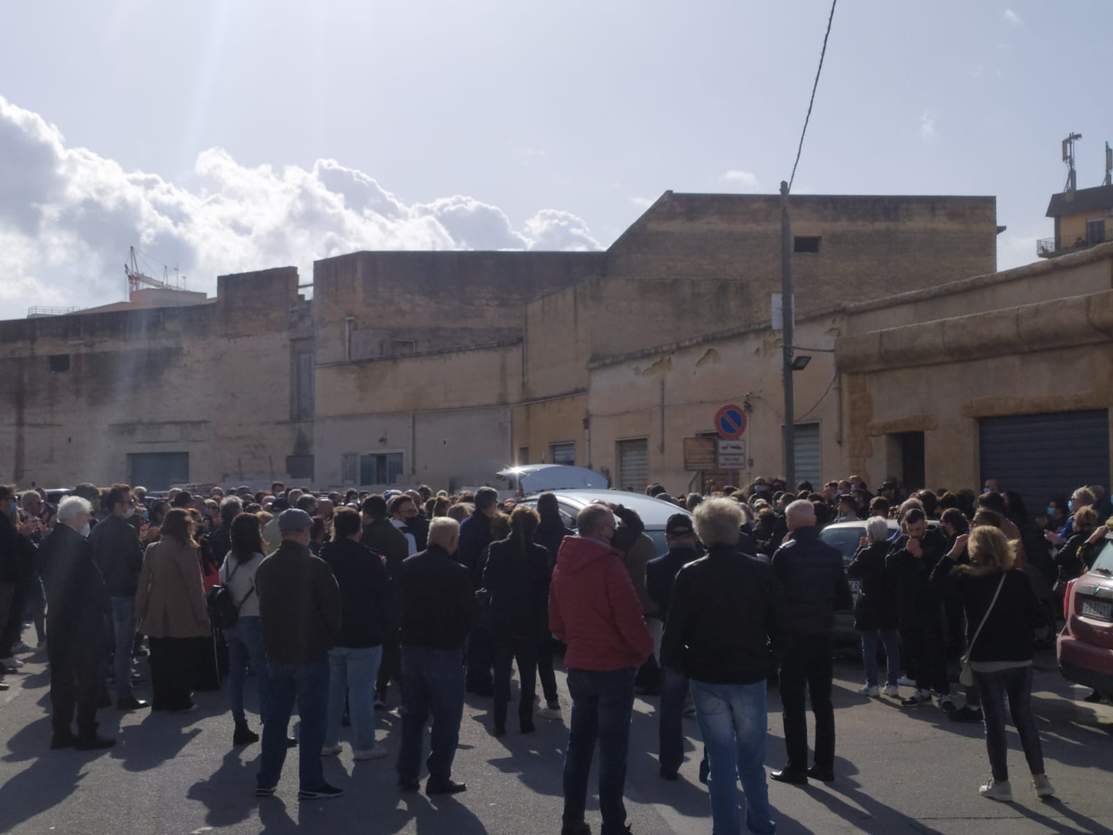 L’ultimo saluto a Riccardo Rallo, piazza gremita. Il video dell’artista Fabio Ingrassia