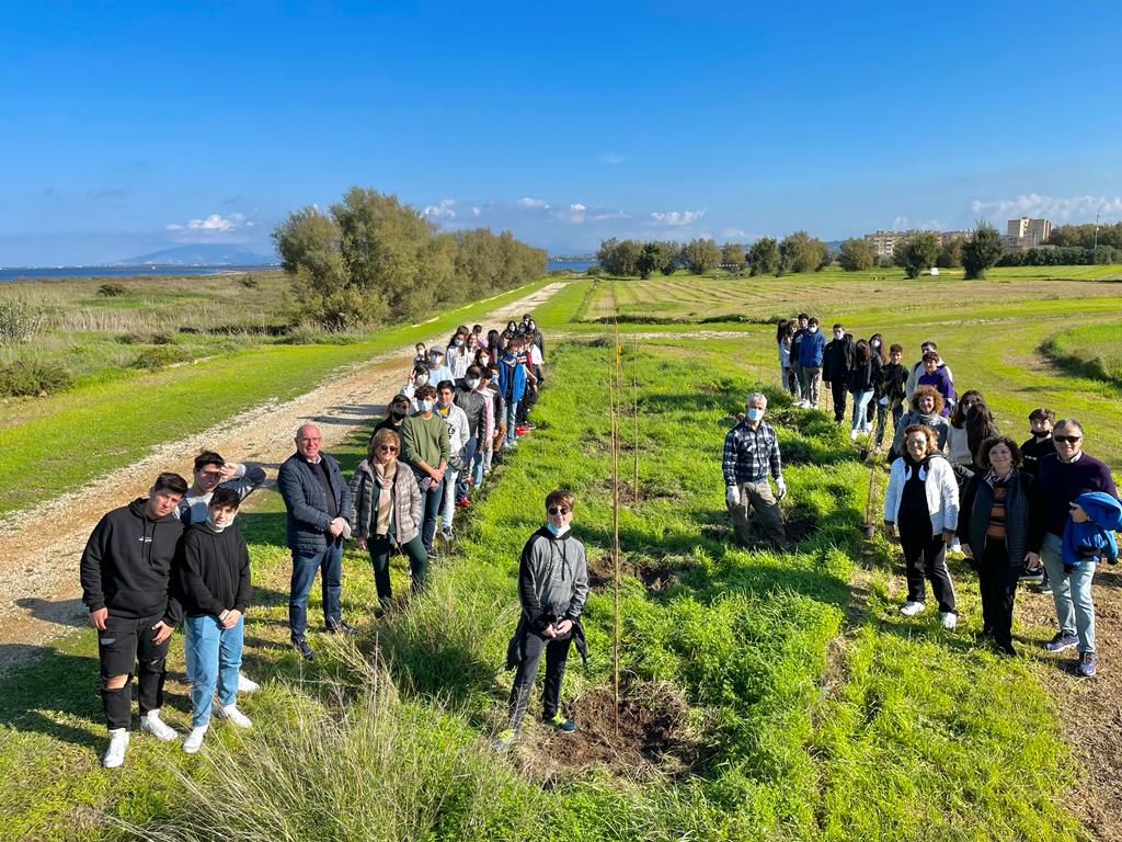 Al Parco di Salinella studenti del “Giovanni XXIII-Cosentino” piantano alberi. Realizzate anche targhe 3D vegetali