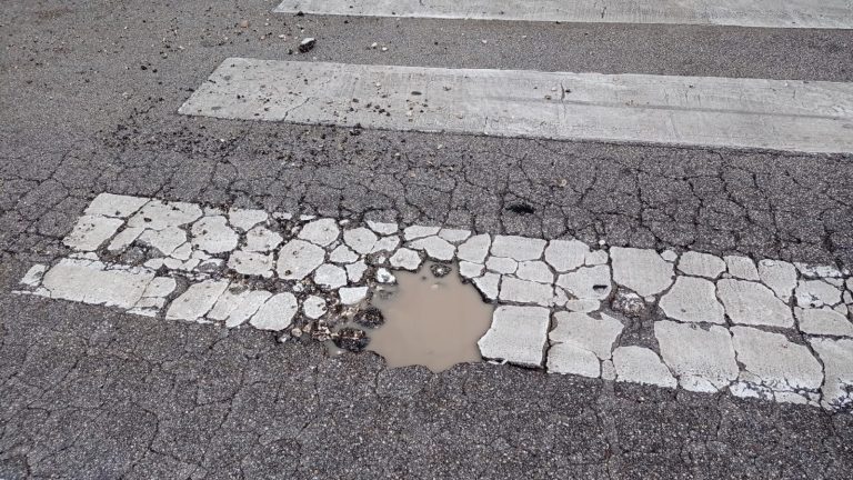 Marsala, la pioggia apre una buca in piazza Pizzo