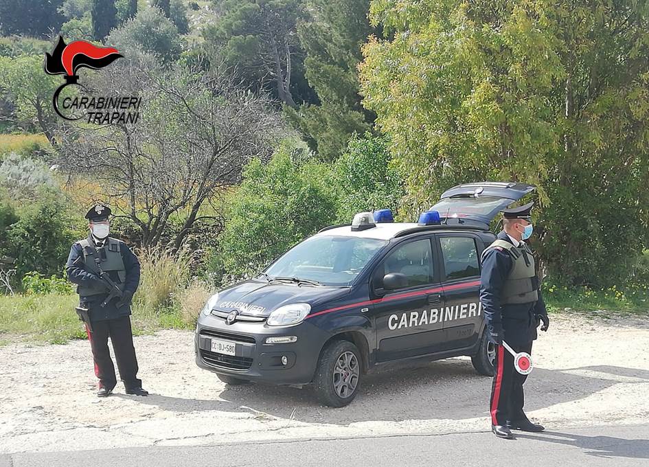 A Custonaci fermati due giovani ubriachi per danni a un bar. A Castellammare 53enne perseguita la vicina